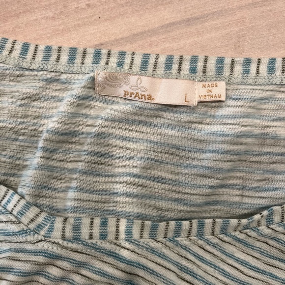 Woman’s Short Sleeve Prana Crop Top Blue and White Size Large - Picture 3 of 6